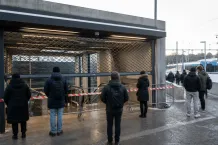 Illustrationsbild av en avstängd stationsentré med spårvagn i bakgrunden