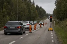 Illustrationsbild av ett portabelt trafikljus som reglerar trafiken på en nordisk väg