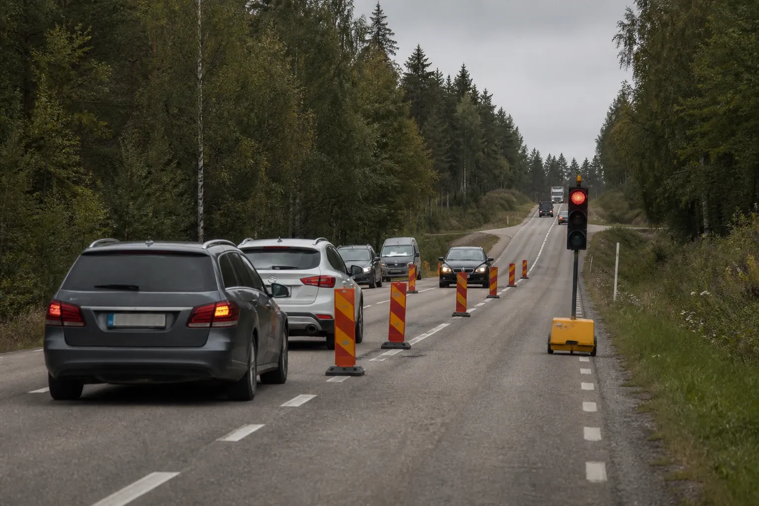 Illustrationsbild av ett portabelt trafikljus som reglerar trafiken på en nordisk väg