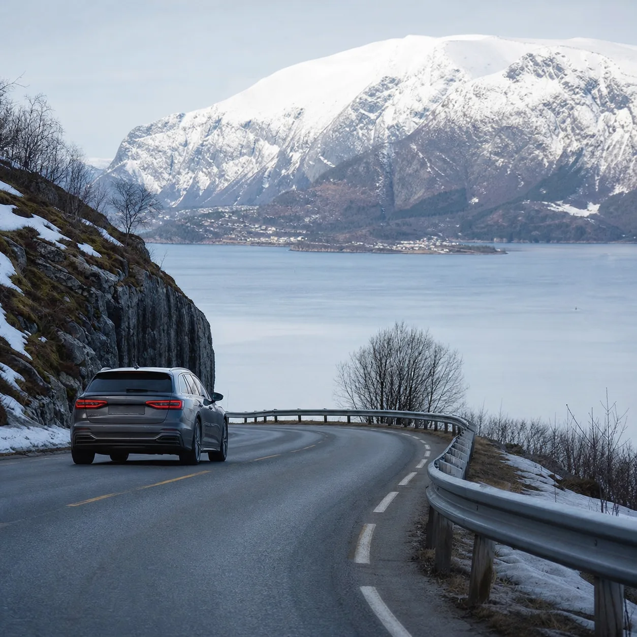 Bil på en norsk fjordväg.