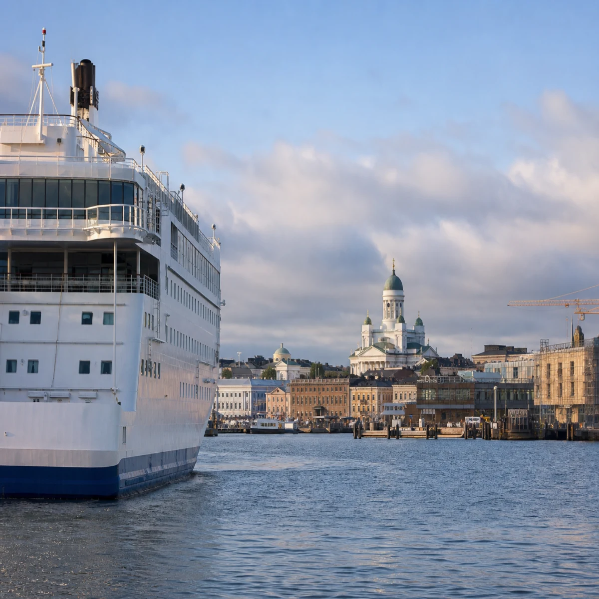 Kryssningsfartyg anländer till Helsingfors.